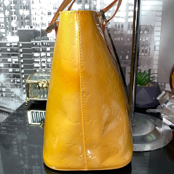 Authentic Louis Vuitton Vernis Shoulder Bag - Picture 16 of 17